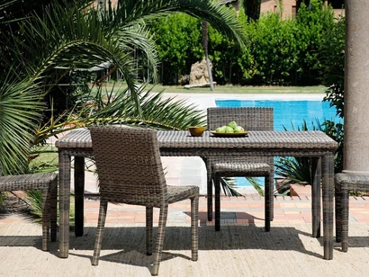 Tavolo e Sedie Agorà in fibra sintretica di Unopiu