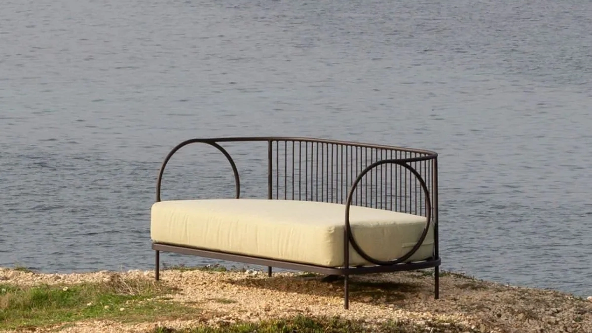 Divano Ariete in metallo e tessuto di Unopiu