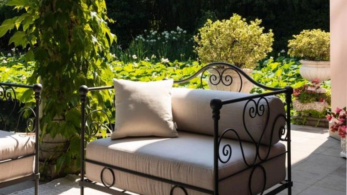 Poltrona Large Aurora in ferro battuto con swduta in tessuto imbottito di Unopiu