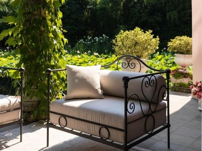 Poltrona Large Aurora in ferro battuto con swduta in tessuto imbottito di Unopiu