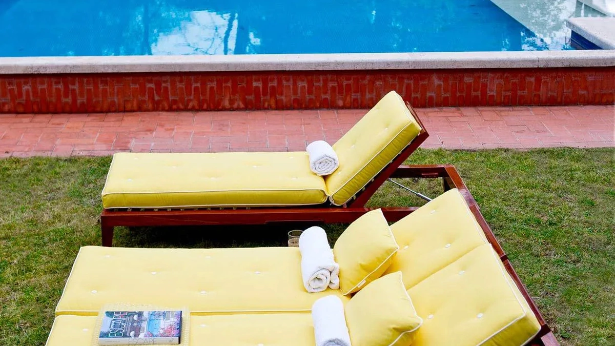 Lettino C'est la Vie in legno di mogano lucido e imbottitura in tessuto di Unopiu