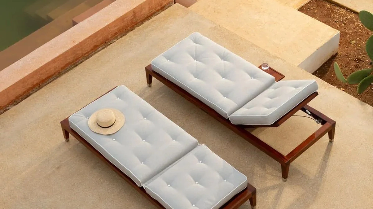 Lettino C'est la Vie in legno di mogano lucido e imbottitura in tessuto di Unopiu