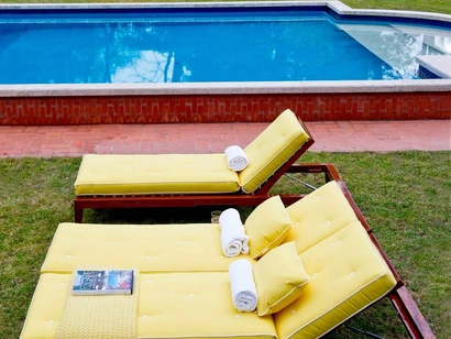 Lettino C'est la Vie in legno di mogano lucido e imbottitura in tessuto di Unopiu