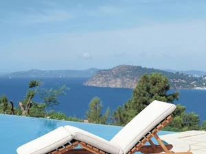 Lettino Chelsea in teak con cuscino in tessuto imbottito di Unopiu