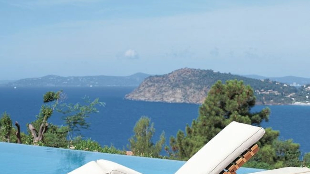 Lettino Chelsea in teak con cuscino in tessuto imbottito di Unopiu