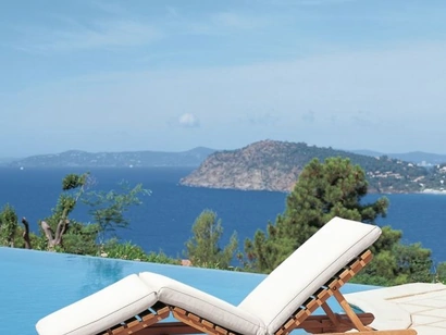 Lettino Chelsea in teak con cuscino in tessuto imbottito di Unopiu