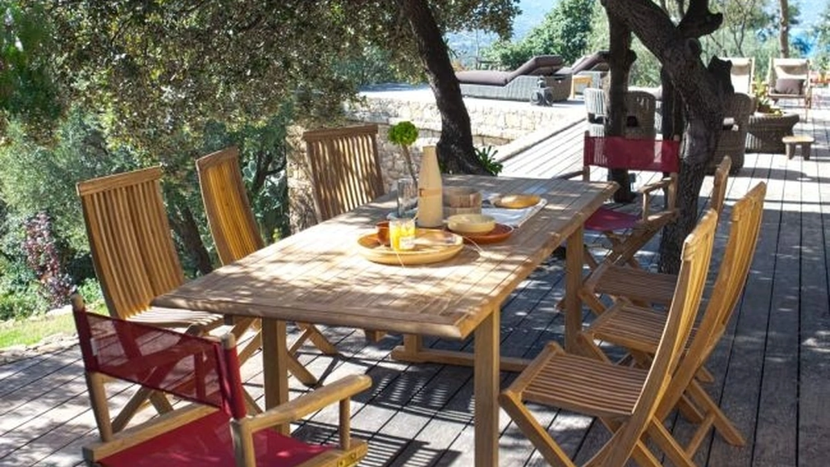 Tavolo e Sedie Pieghevoli in teak Chelsea di Unopiu