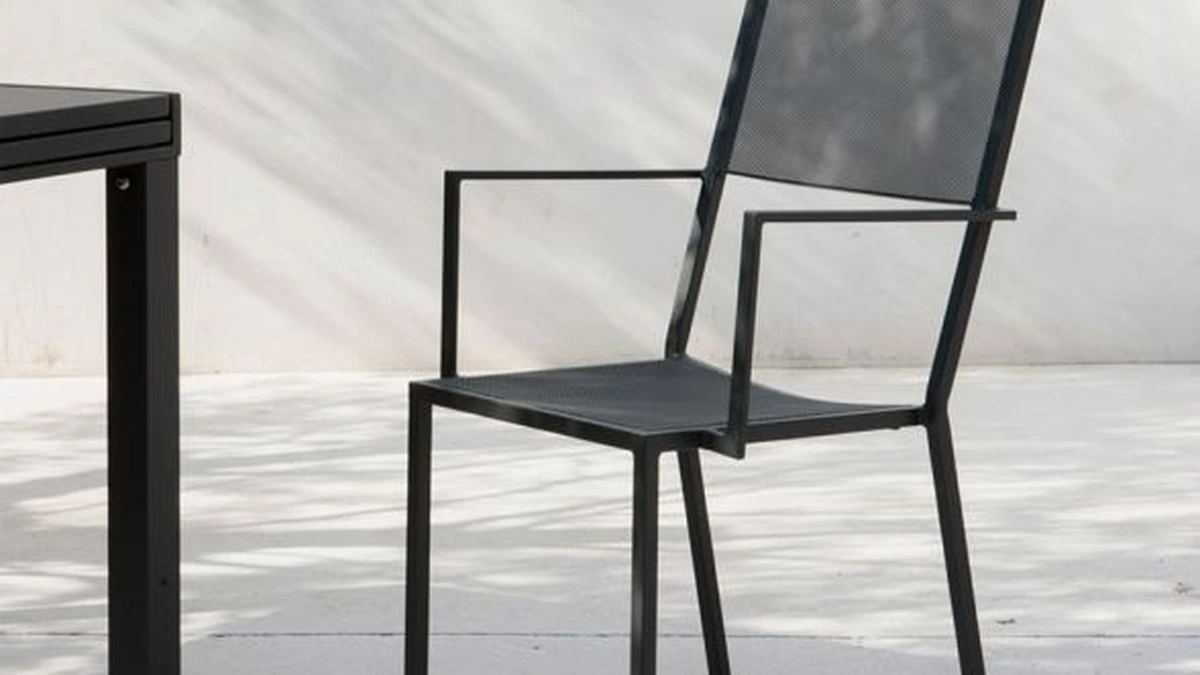 Sedia Conrad in ferro con braccioli di Unopiu