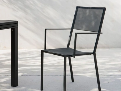 Sedia Conrad in ferro con braccioli di Unopiu