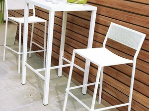 Sgabello impilabile e Tavolino alto Conrad in ferro di Unopiu