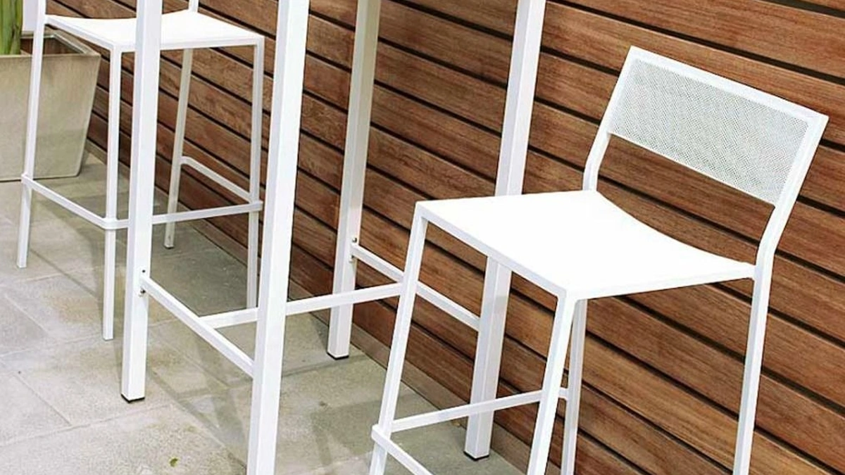 Sgabello impilabile e Tavolino alto Conrad in ferro di Unopiu