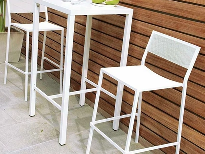 Sgabello impilabile e Tavolino alto Conrad in ferro di Unopiu