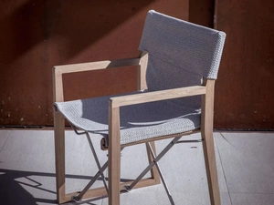 Poltroncina Cosette in teak e tessuto in polipropilene di Unopiu