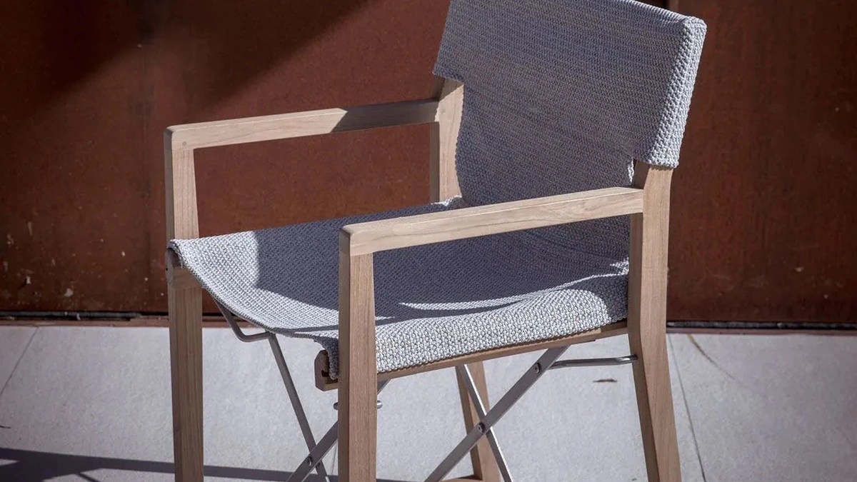 Poltroncina Cosette in teak e tessuto in polipropilene di Unopiu