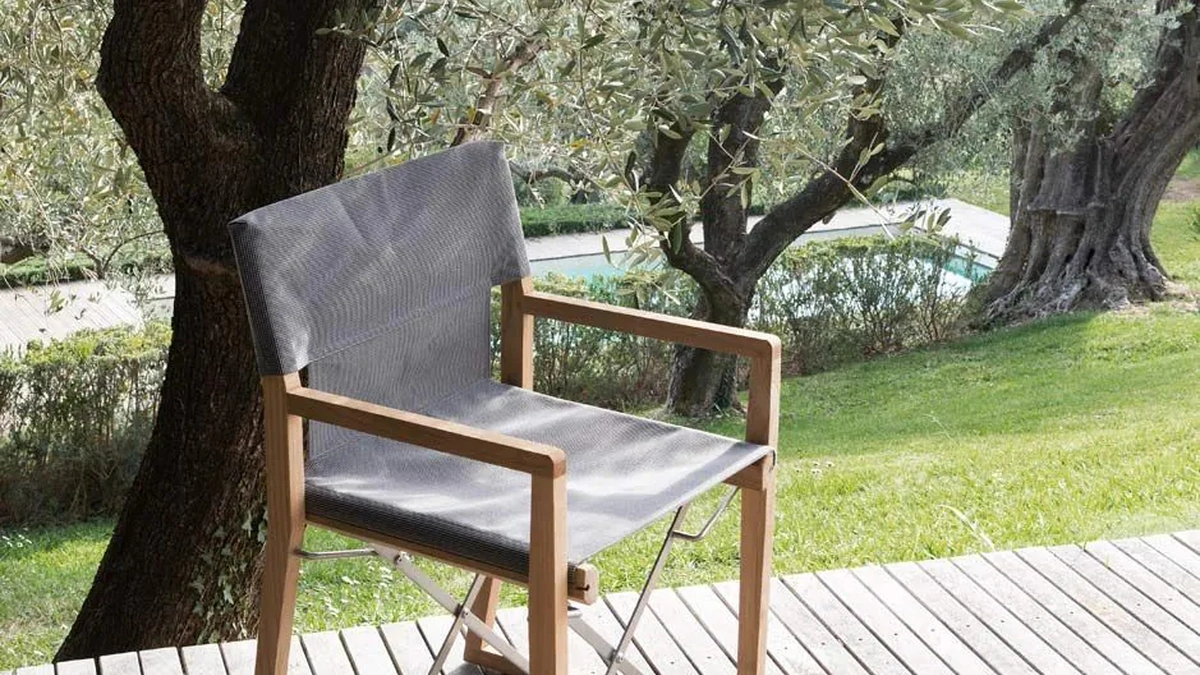 Poltroncina Cosette in teak e tessuto in polipropilene di Unopiu