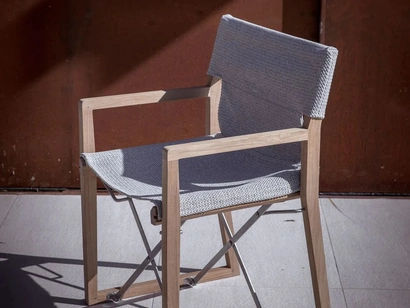 Poltroncina Cosette in teak e tessuto in polipropilene di Unopiu