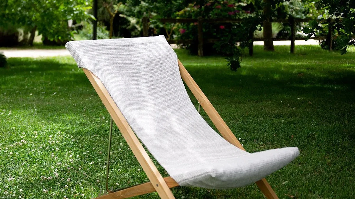 Sdraio Cosette in tessuto e teak di Unopiu