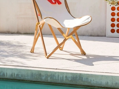 Poltroncina pieghevole Emy in tessuto e teak di Unopiu