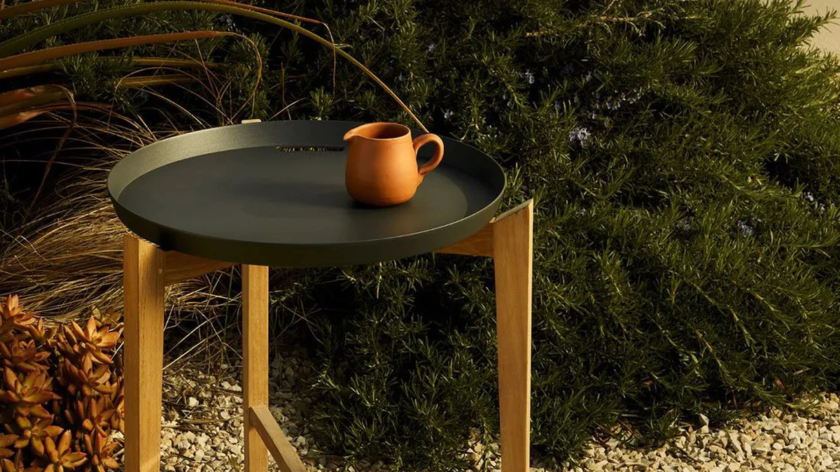 Tavolino Fresbee in alluminio e teak di Unopiu