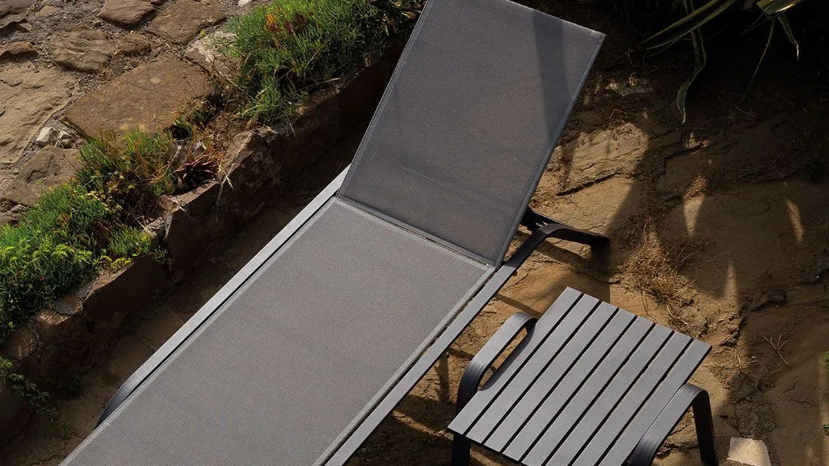 Lettino Panarea in alluminio e tessuto di Unopiu