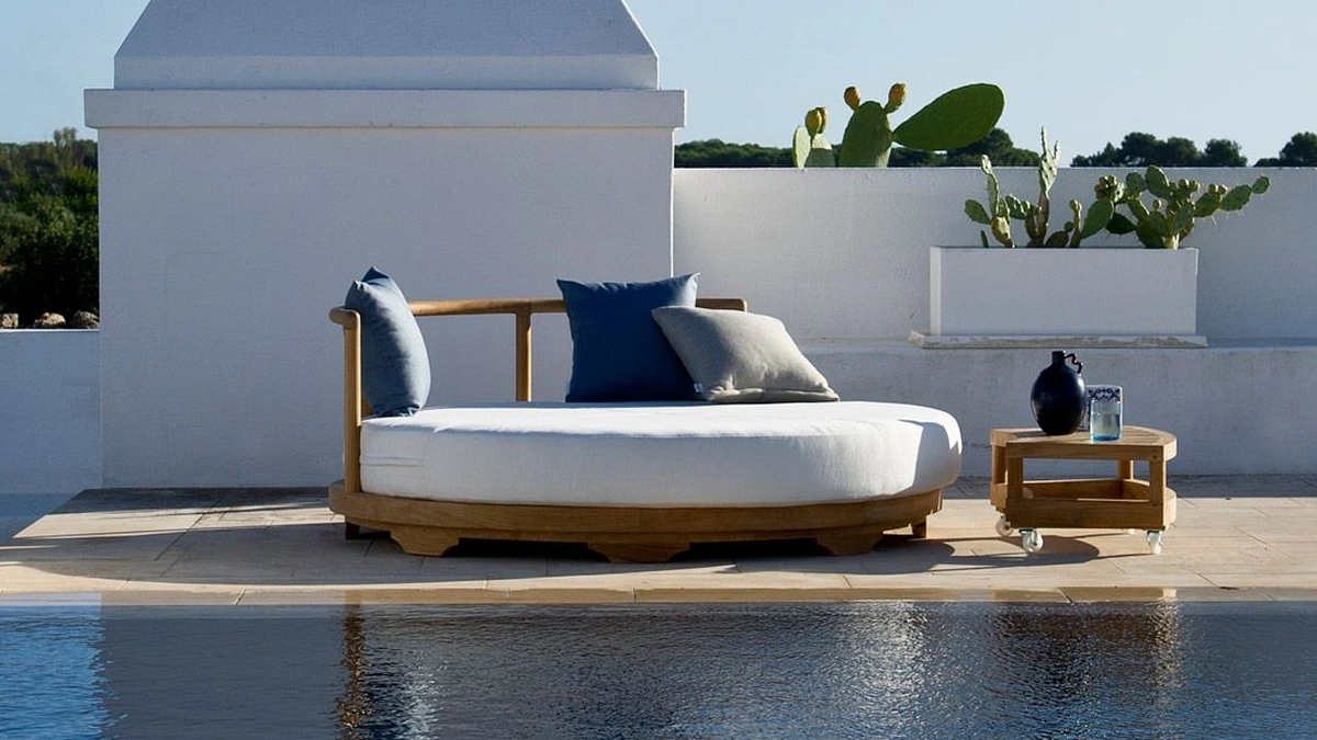 Divano a Isola Pevero in teak e tessuto imbottito di Unopiu