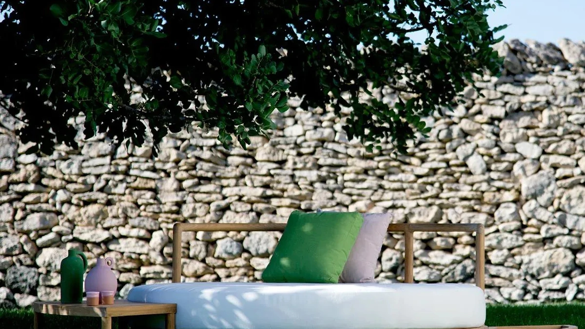 Divano a Isola Pevero in teak e tessuto imbottito di Unopiu