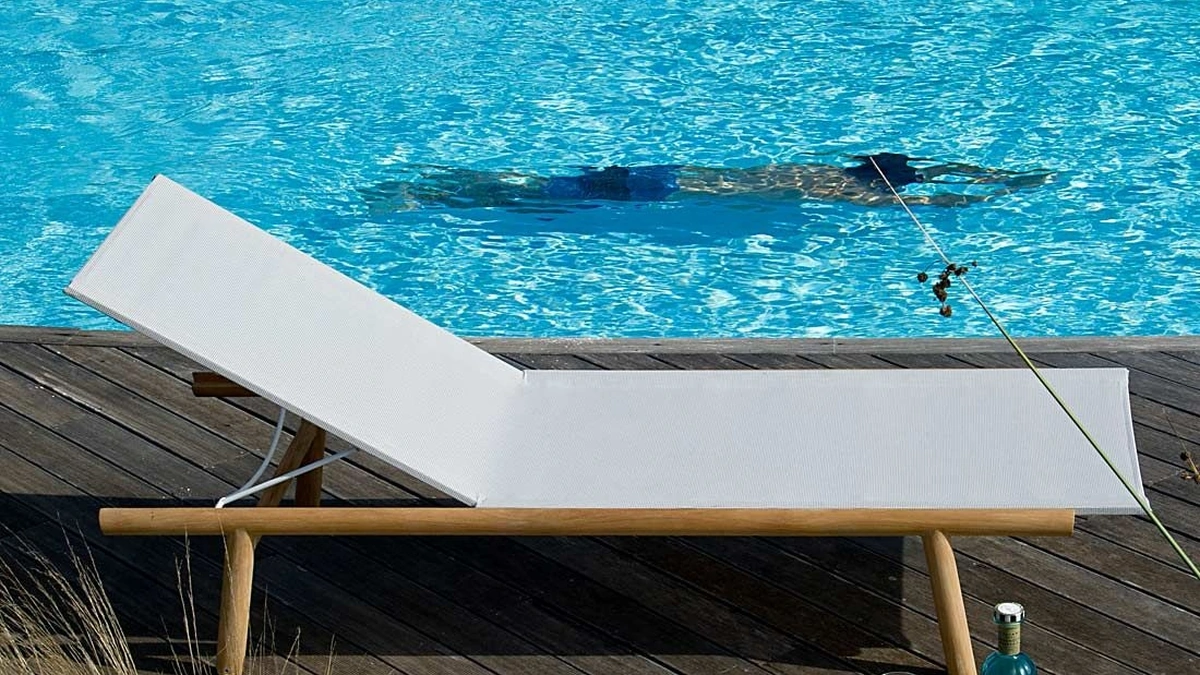 Lettino Pevero in teak e textilene di Unopiu