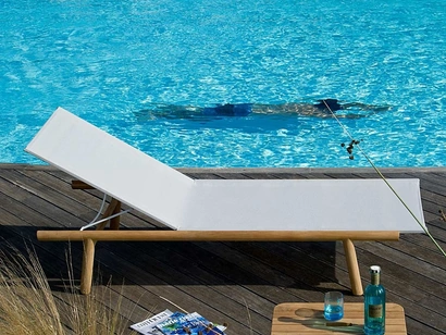 Lettino Pevero in teak e textilene di Unopiu