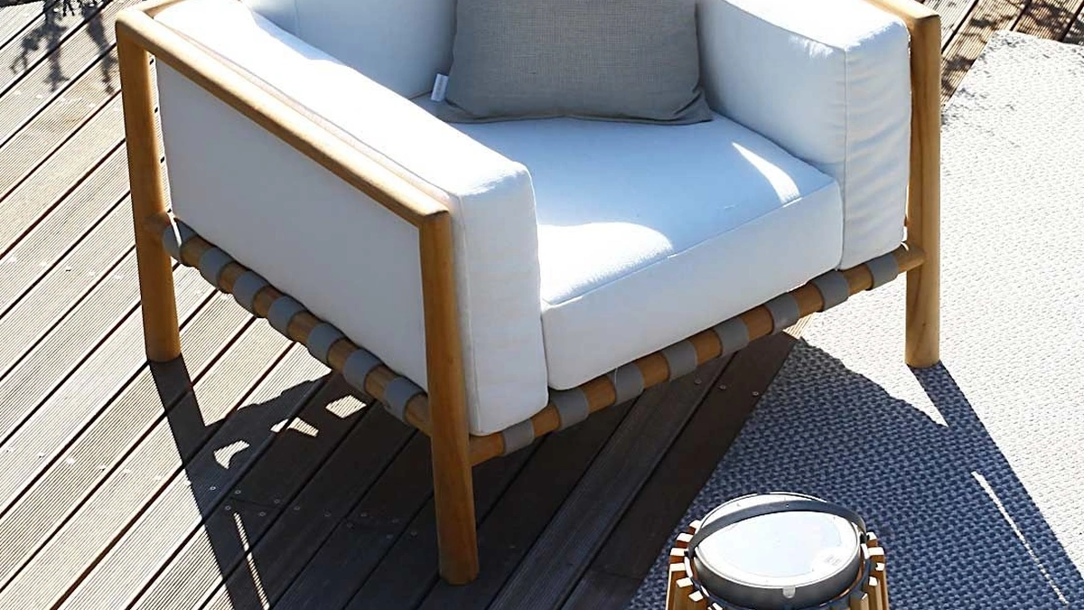 Poltrona Pevero in teak e tessuto imbottito di Unopiu