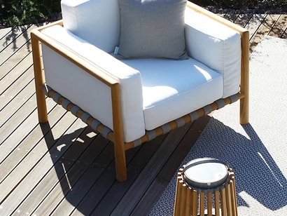 Poltrona Pevero in teak e tessuto imbottito di Unopiu