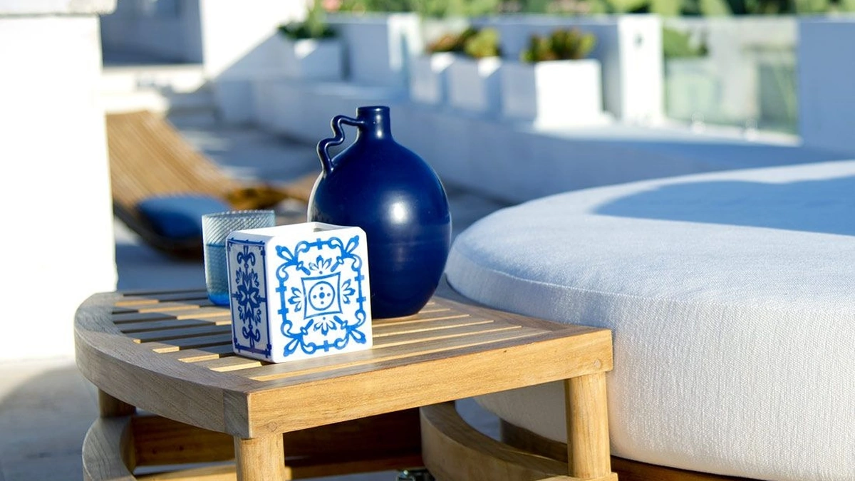 Tavolino con Ruote Pevero in teak di Unopiu