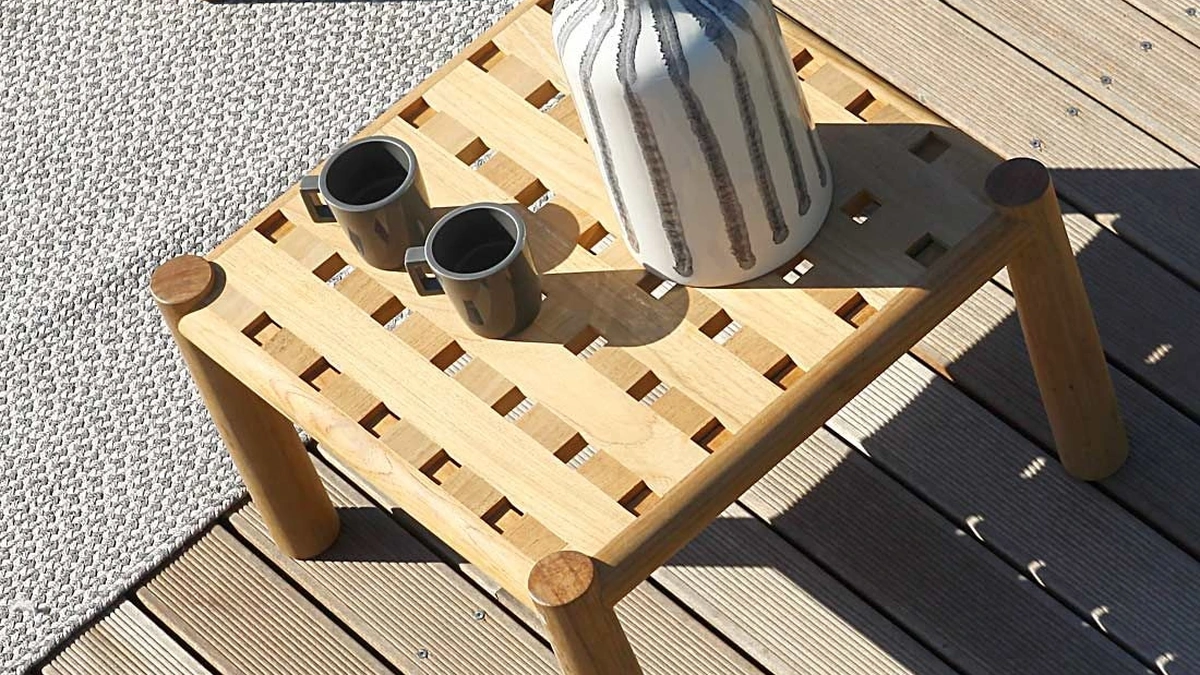 Tavolino Pevero in teak di Unopiu