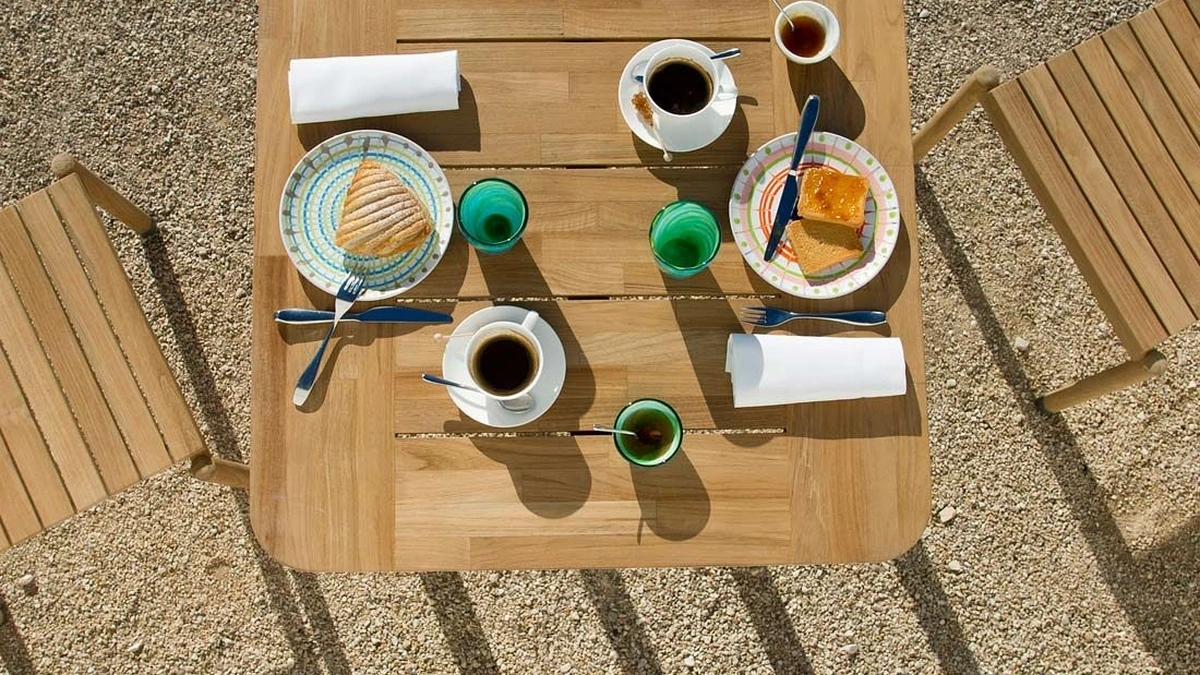 Tavolo in teak Pevero di Unopiu