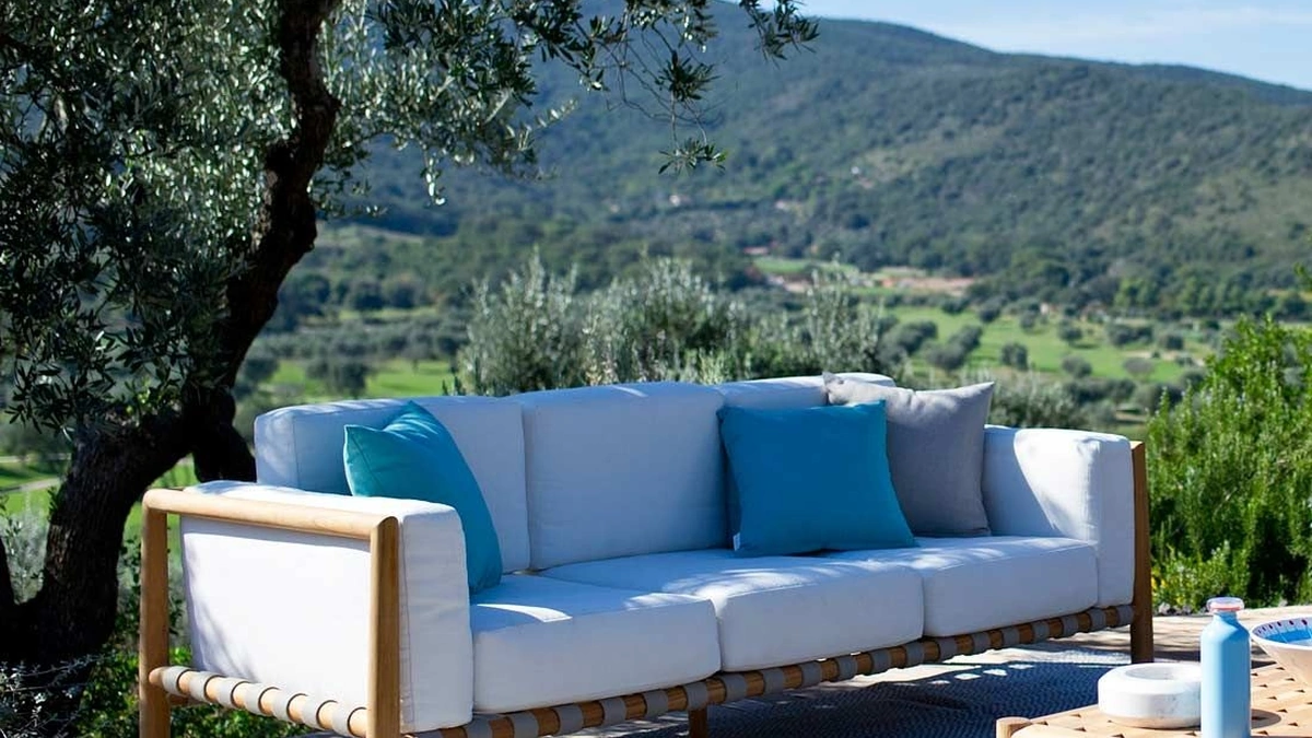 Divano Pevero in teak e tessuto imbottito di Unopiu