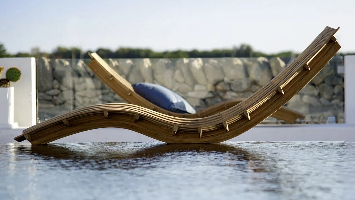 Lettino Swing impilabile in teak di Unopiu