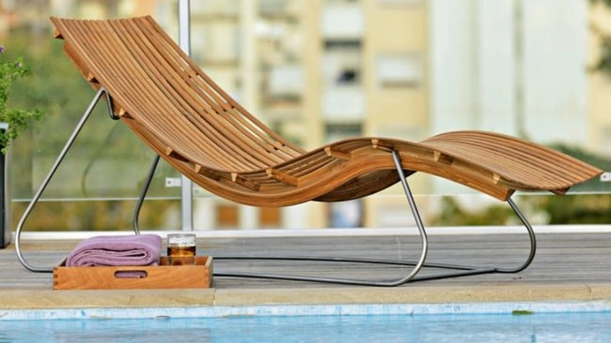 Lettino Swing impilabile in teak di Unopiu