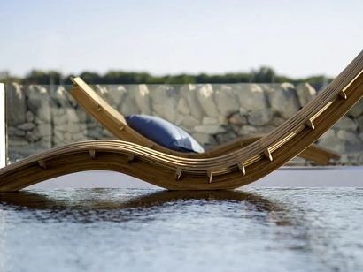 Lettino Swing impilabile in teak di Unopiu