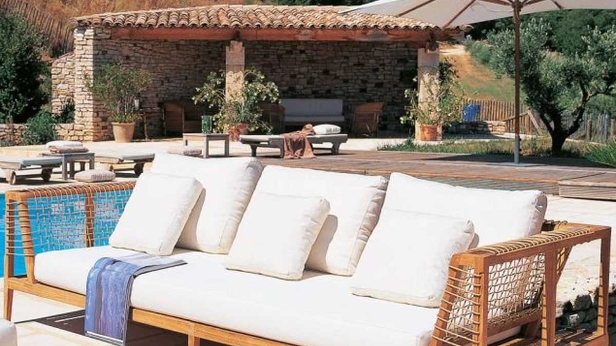 Divano Synthesis in teak e tessuto imbottito di Unopiu