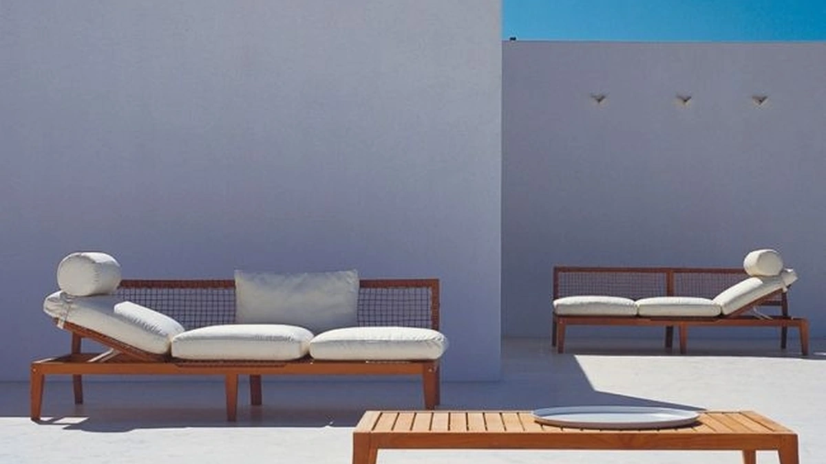 Divano Synthesis con seduta regolabile in teak, fibra sintetica e tessuto imbottito di Unopiu