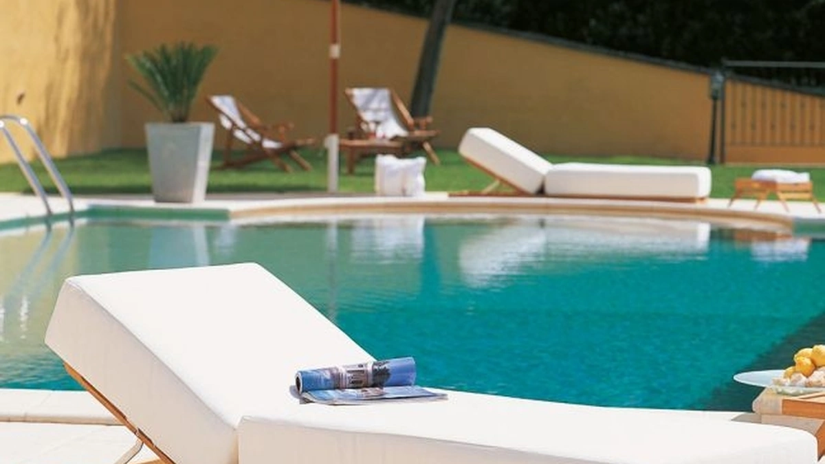 Lettino Synthesis in teak, fibra sintetica e tessuto imbottito di Unopiu