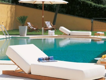 Lettino Synthesis in teak, fibra sintetica e tessuto imbottito di Unopiu