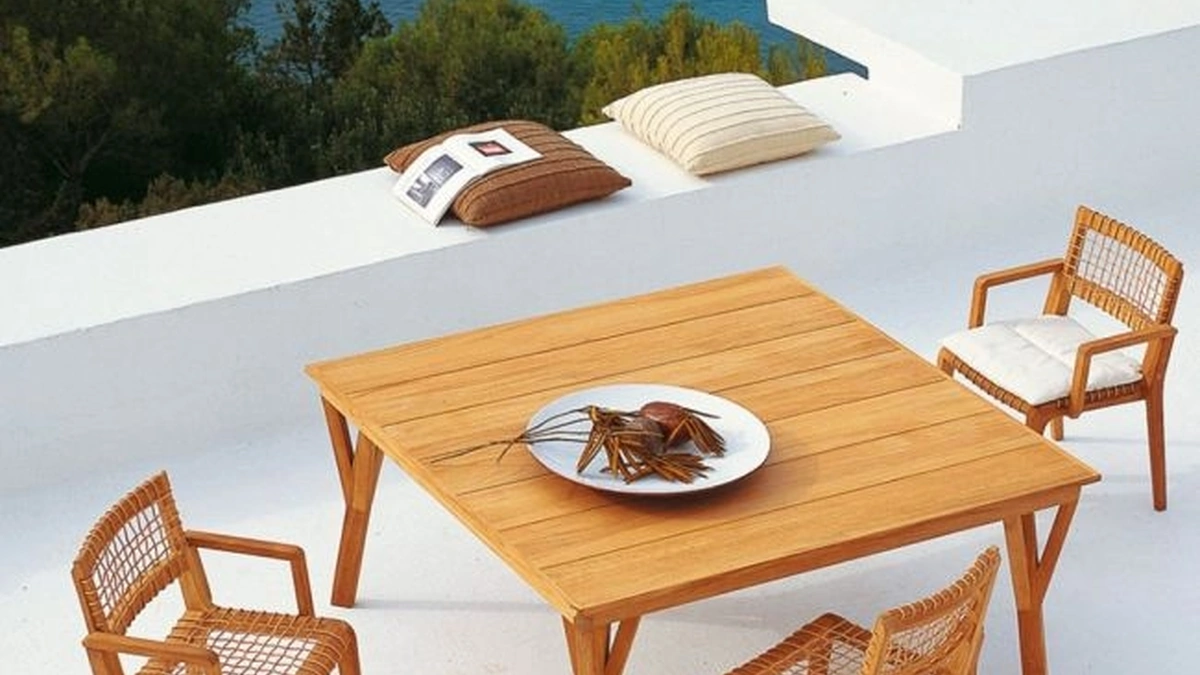 Tavolo quadrato e Sedie Synthesis in teak di Unopiu