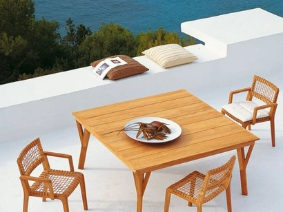 Tavolo quadrato e Sedie Synthesis in teak di Unopiu