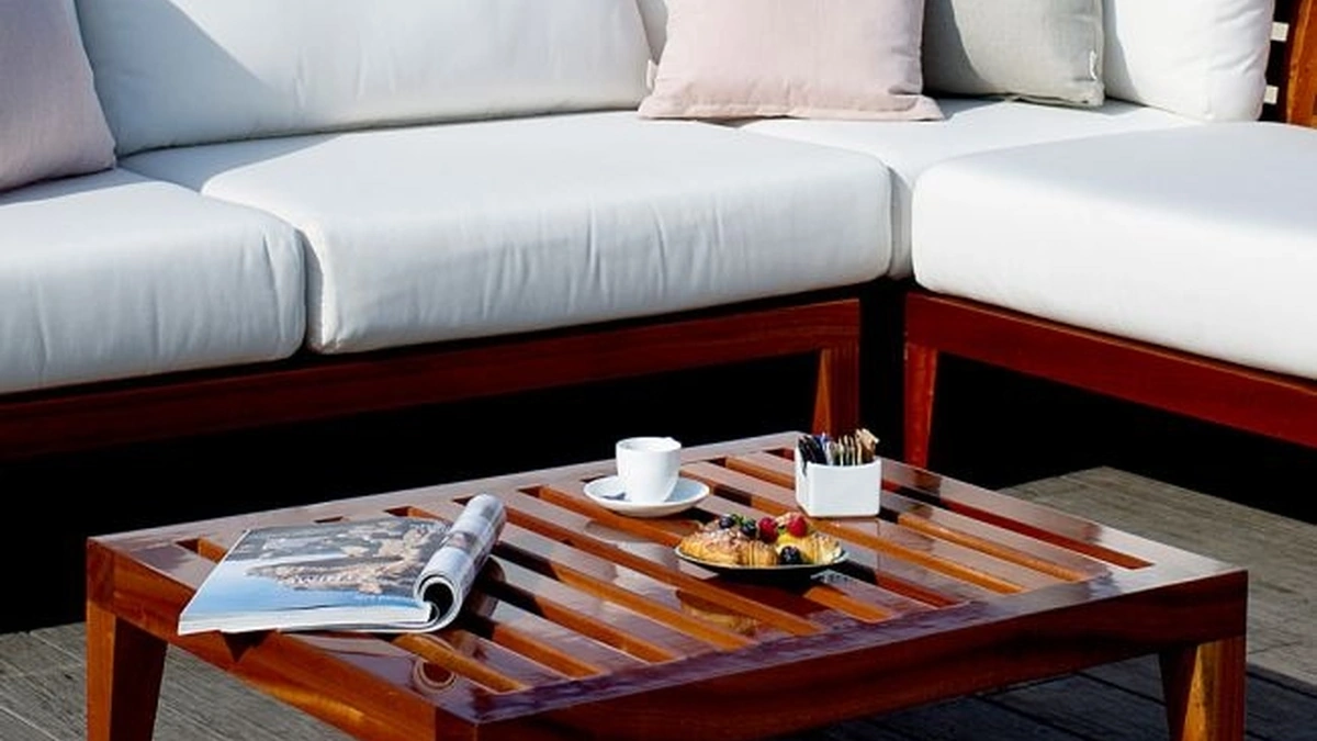 Tavolino C'est la Vie in mogano di Unopiu