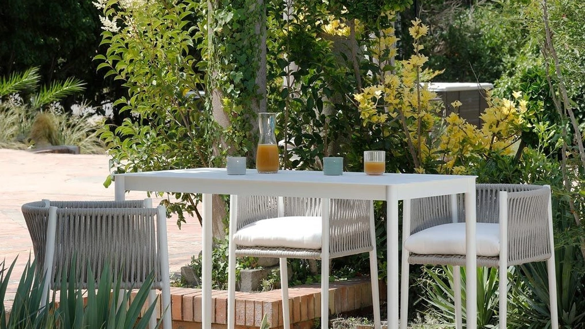 Sgabello Luce in tessuto e alluminio e Tavolo alto in alluminio di Unopiu