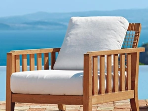 Poltrona Synthesis in teak e fibra sintetica con imbottitura in tessuto di Unopiu