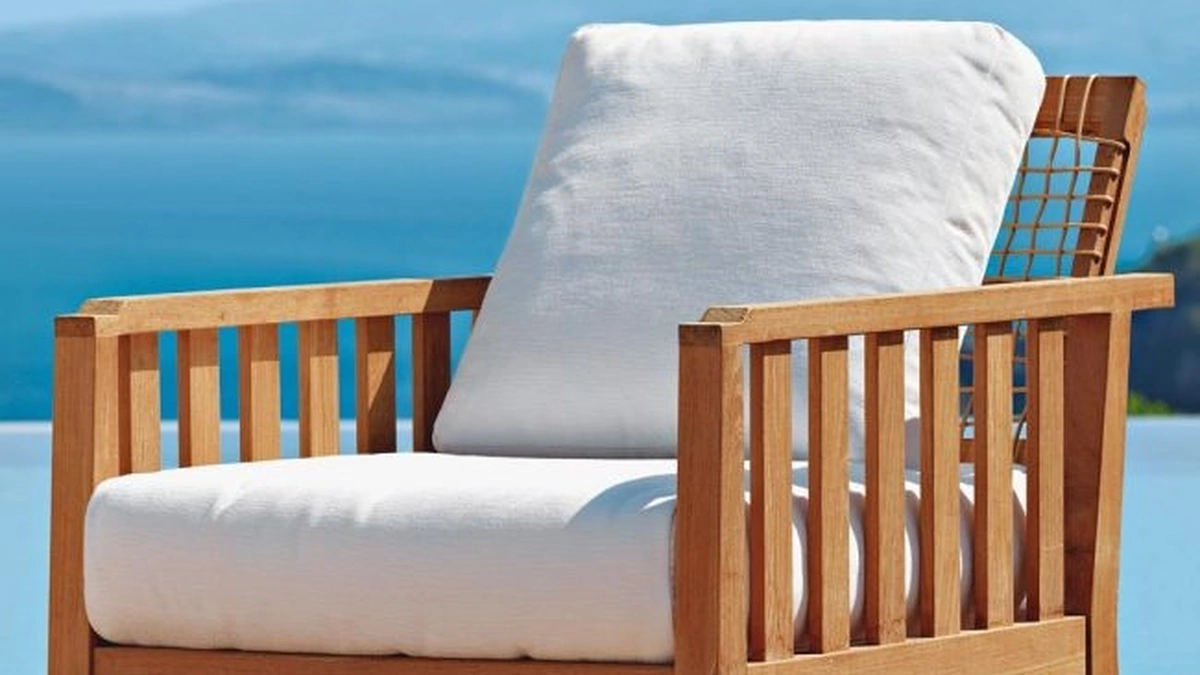 Poltrona Synthesis in teak e fibra sintetica con imbottitura in tessuto di Unopiu