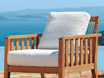 Poltrona Synthesis in teak e fibra sintetica con imbottitura in tessuto di Unopiu