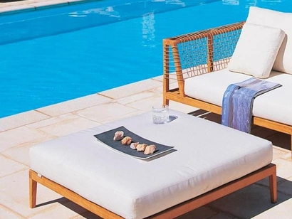 Pouf Synthesis in teak, fibra sintetica e cuscino in tessuto imbottito di Unopiu